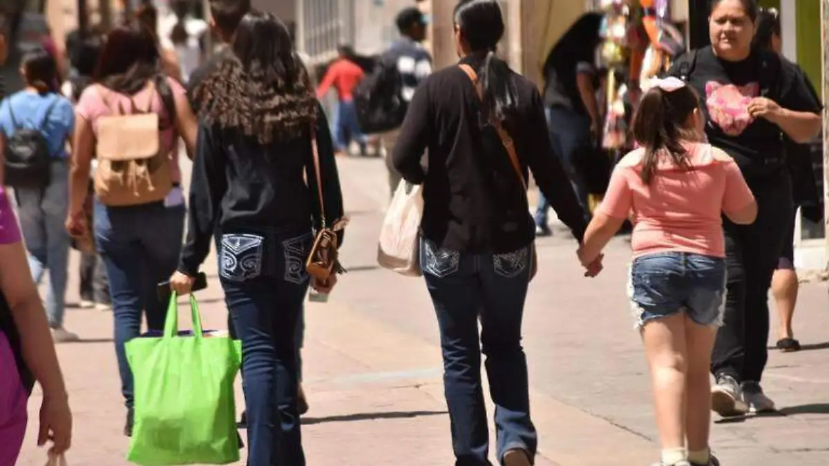 gente caminando centro familia madre hijos niños